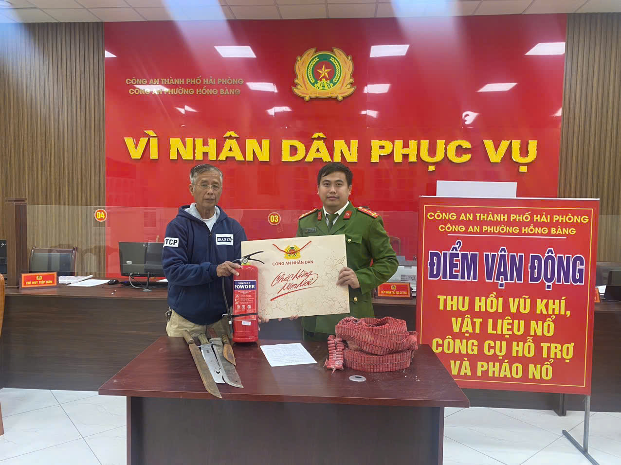 Công an các phường Hồng Bàng, Hải Dương, Lê Đại Hành, Lê Ích Mộc và xã Thượng Hồng vận động nhân dân giao nộp 14,3kg pháo